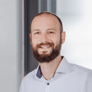 Portrait von Jonas Dambacher von basecom