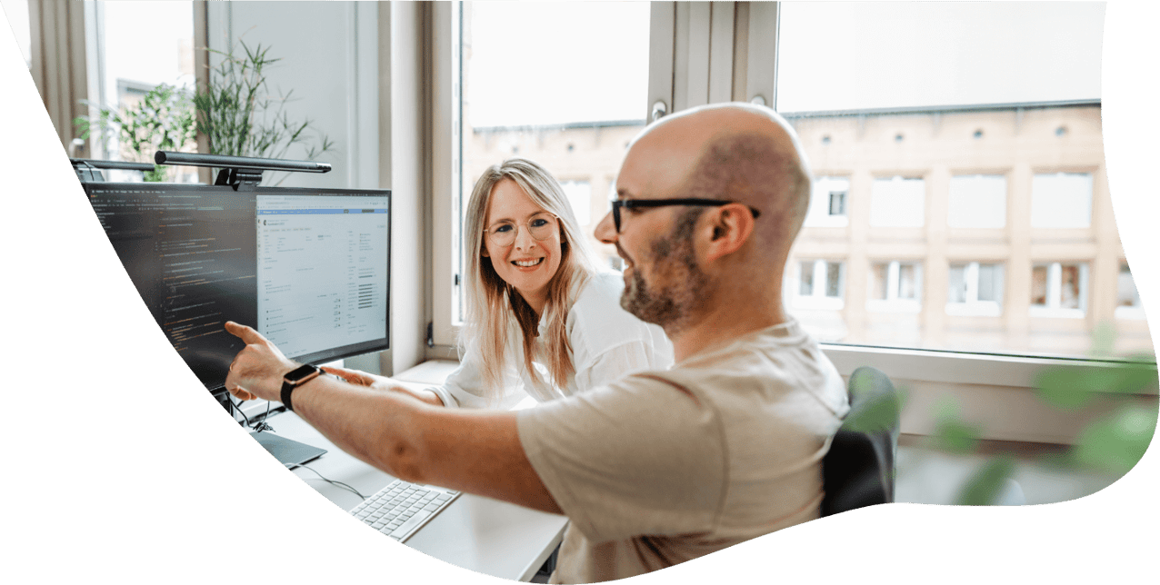 Das Team der Digitalagentur basecom arbeitet kollaborativ an einer Softwarelösung für E-Commerce, PIM & individuelle Software.