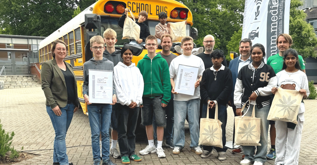 Gruppenbild des MINT-Projektteams vor einem Bus