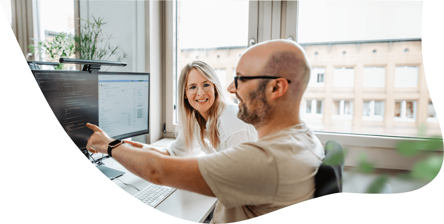 Das Team der Digitalagentur basecom arbeitet kollaborativ an einer Softwarelösung für E-Commerce, PIM & individuelle Software.